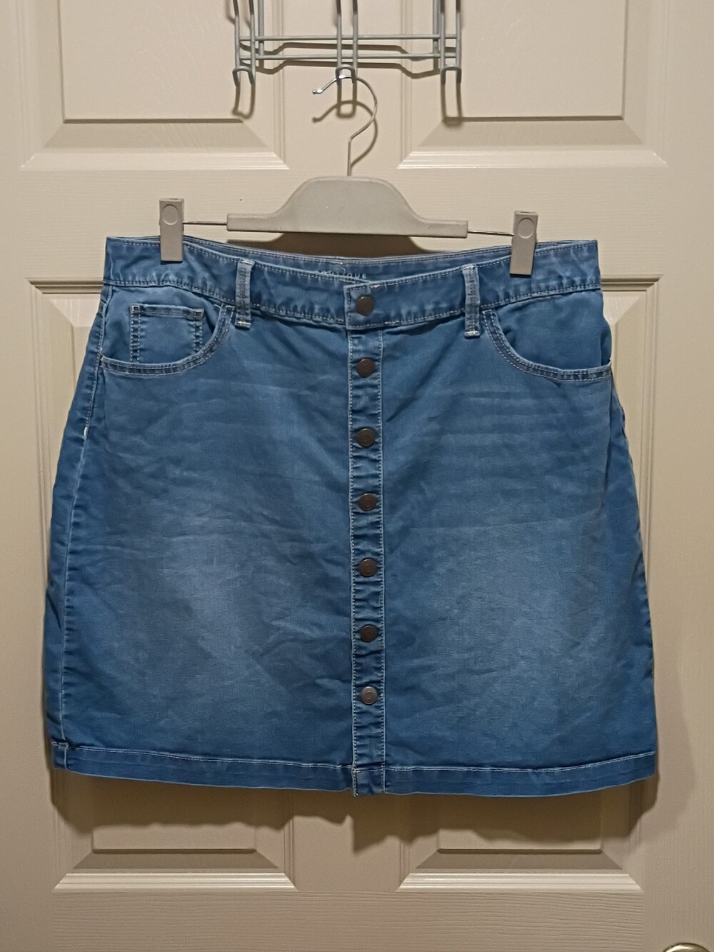 Boutique Plus denim skirt featuring a button-front design 16w GUC